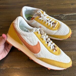 Nike DayBreak  SE Sun Club White Sand Gold Women’s 8 Hot Curry Sneakers Lace Up
